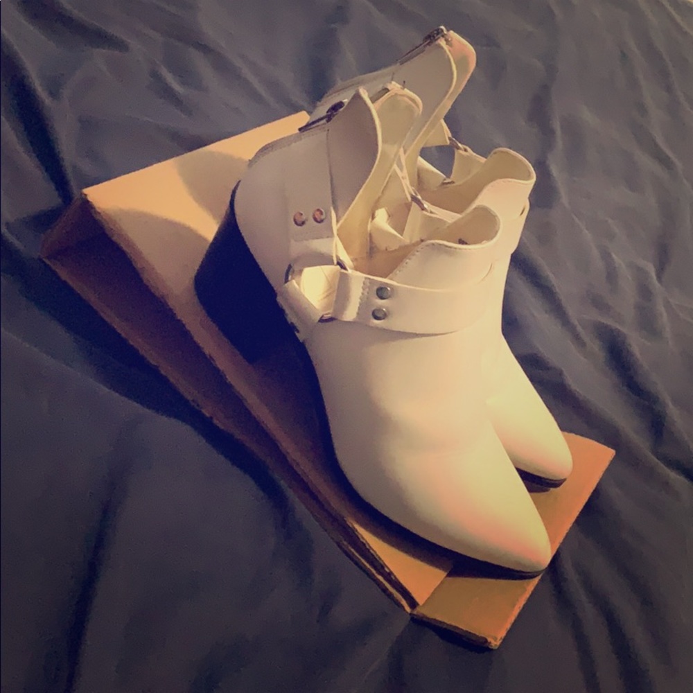 White shoes Forever 21